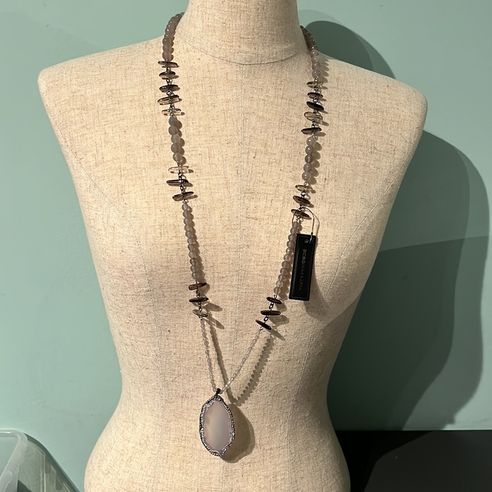 BCBG MAXEZRIA BEADED AGATE STONE PENDANT STATEMENT NECKLACE